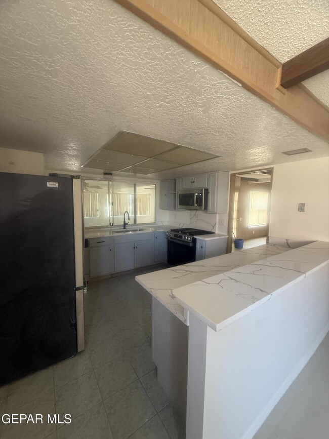 Building Photo - 3010 Wedgewood Dr