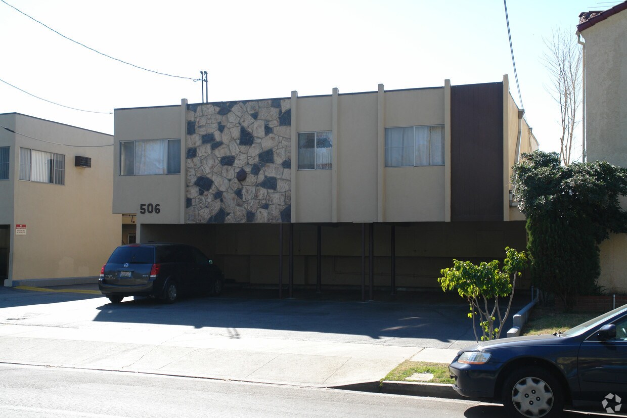 Building Photo - 506 E Maple St