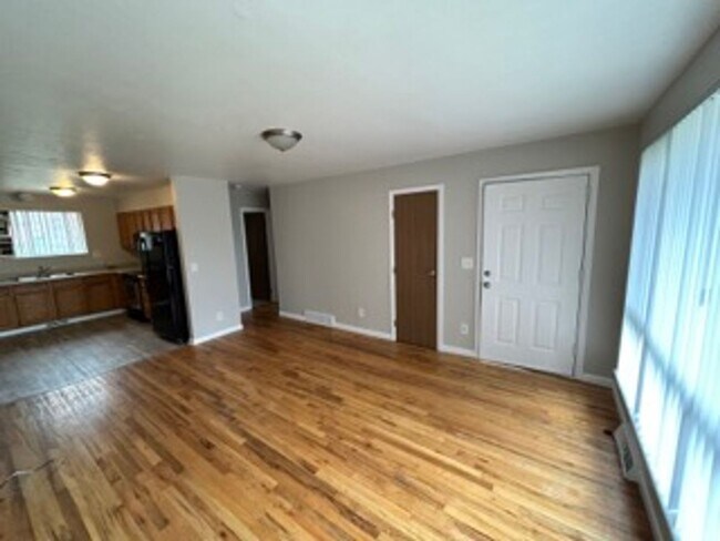 Foto del edificio - ** Move in Special** Spacious 3 bedroom, 1 bath Lakewood duplex with fenced in backyard available!