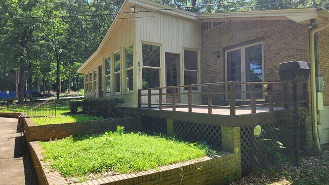 Building Photo - Convenient Location off Hwy 14 and Woodruf...