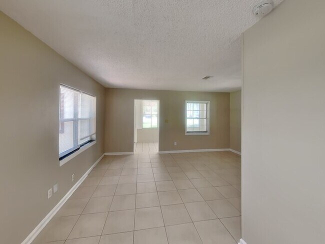 Building Photo - MOVE IN SPECIAL