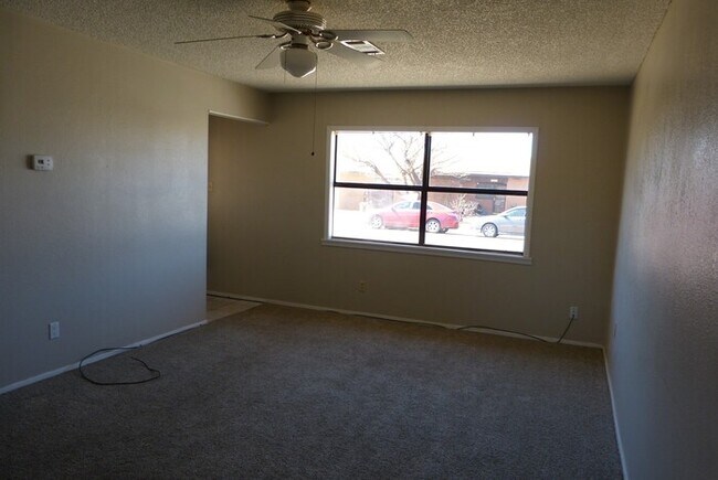 Building Photo - Cute 3 bedroom!
