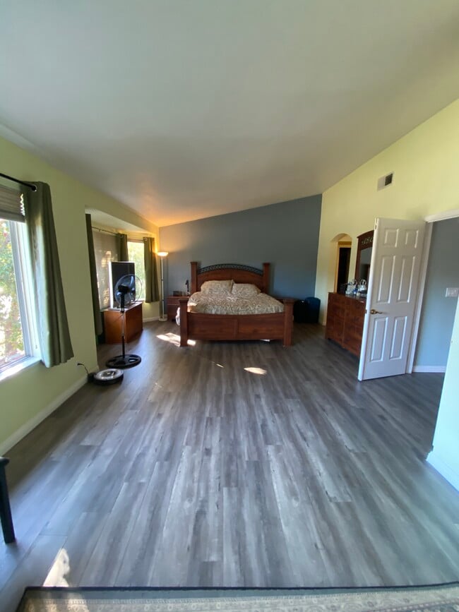 Building Photo - 2084 Calle Mesa Alta