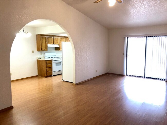 Foto del edificio - Cute 2 Bedroom Home w/ Garage Near Golf Co...