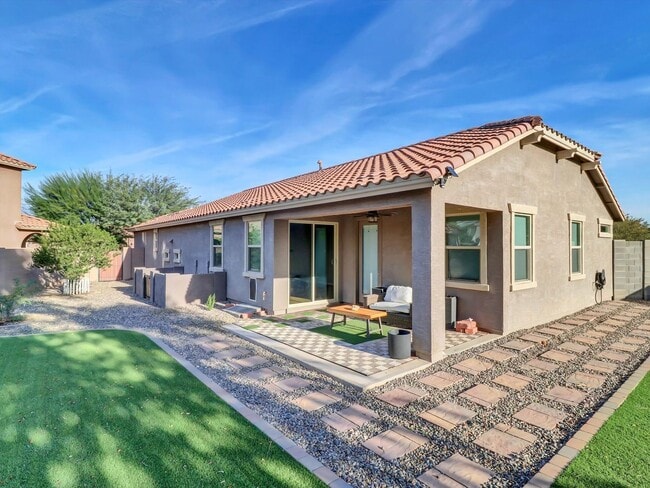 Building Photo - For Lease $2,275 located in a cul-de-sac in the lovely Laveen-Phoenix-South Mountain area 85041!