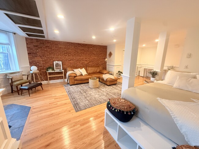 Building Photo - 382 Riverway