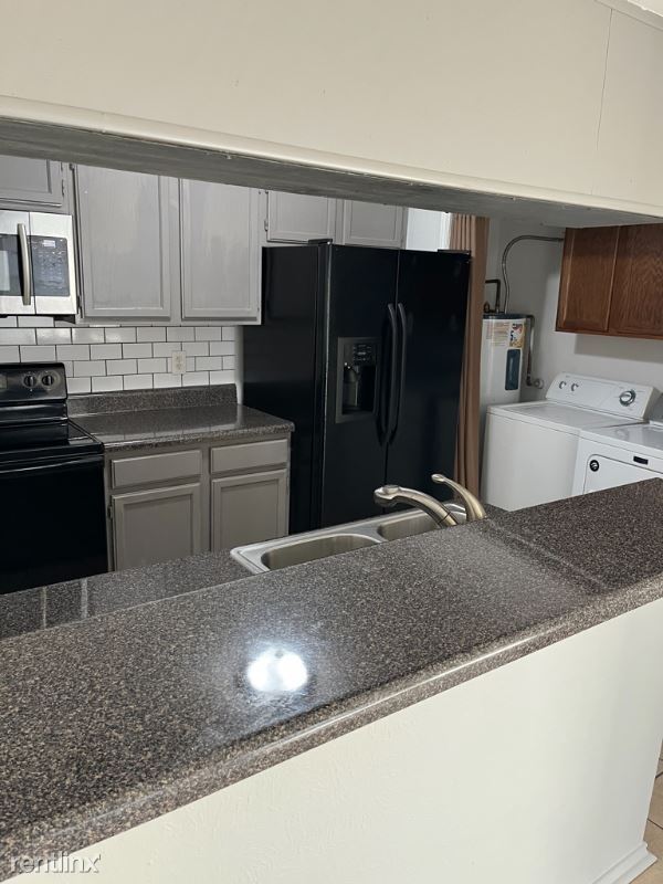 Building Photo - 2 br, 1.5 bath House - 418 N Elm St Side B...