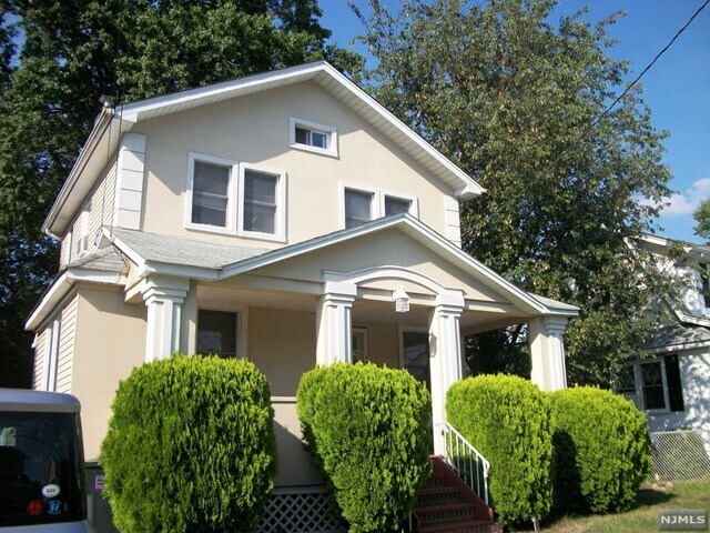 Building Photo - 49 Carnation St