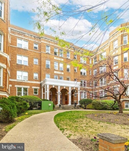 Building Photo - 1820 Clydesdale Pl NW