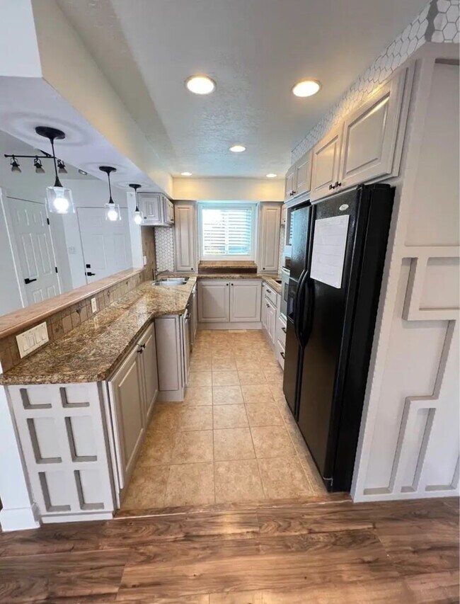 Building Photo - Charming 2 Bedroom Home. Utilities Included