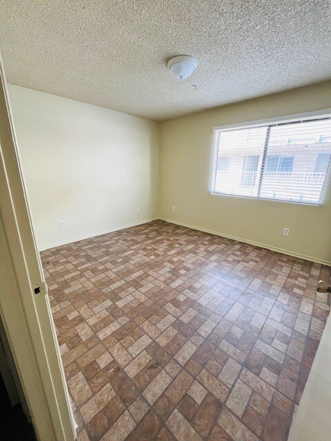 Dormitorio - 14025 Chadron Ave
