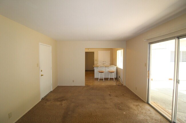 Foto del edificio - Concord 3 bedroom 2 bath new carpet, new paint,  home in quiet neighborhood!