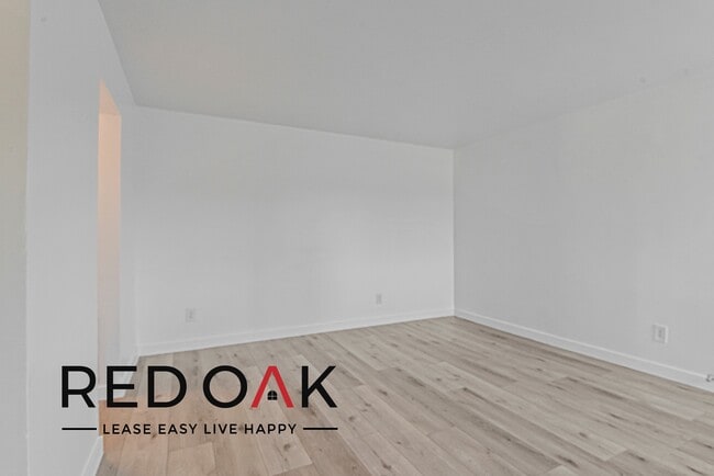 Building Photo - Fabulous Top Floor One Bedroom with Exquis...