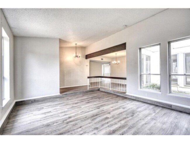 Building Photo - Nicely updated, beautiful home in HEB