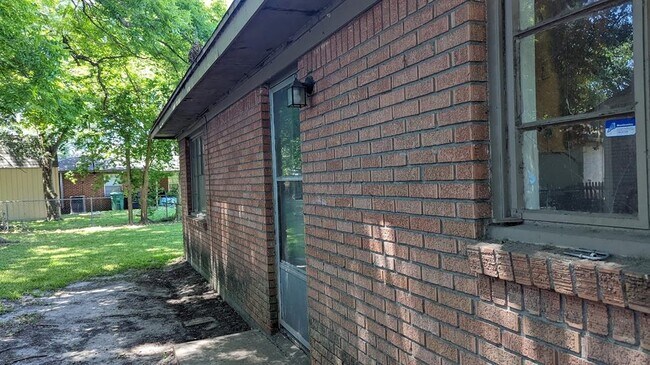 Foto del edificio - 121 W Riverwood Dr