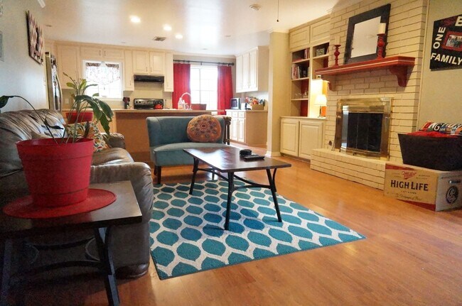Building Photo - Freshly painted & new flooring 5/2.5, 2,58...