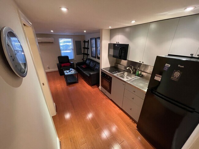Foto del edificio - Fully Furnished English Basement near Capi...