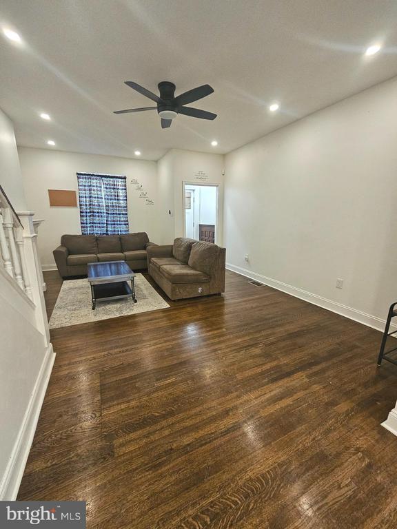 Foto del edificio - 150 E Pleasant St