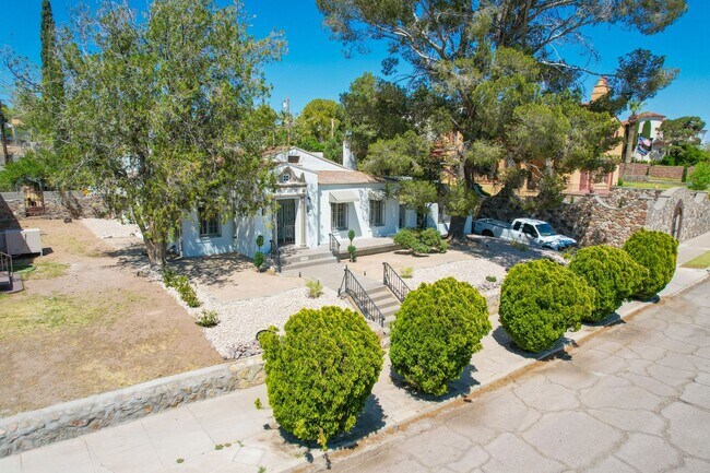 Building Photo - Stunning Historic Manhattan Heights home
