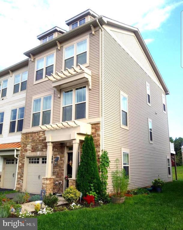 Building Photo - 8937 Garrett Way
