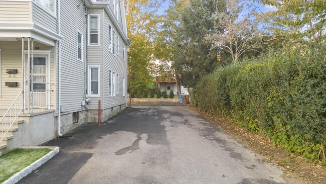 Building Photo - 32 Oak Ave