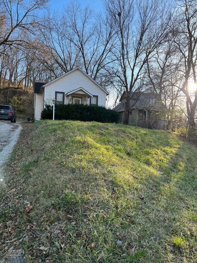 Building Photo - 517 W Graham Ave