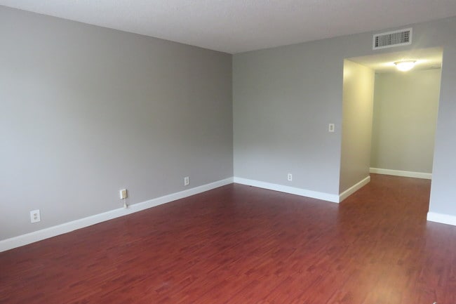 Building Photo - 193 Lakeview Dr