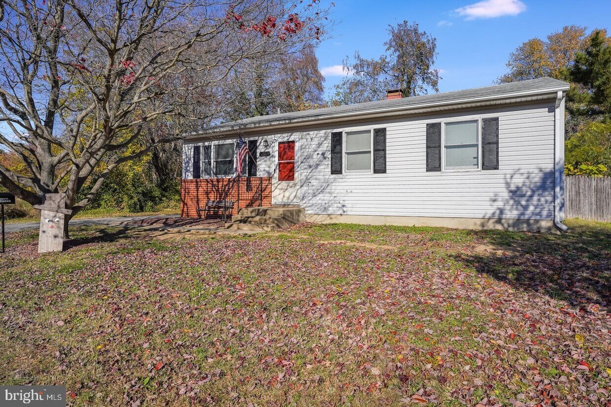 Primary Photo - 21 Hickory Ln
