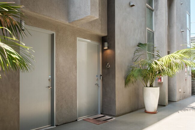 Building Photo - 1220 N Orange Grove Ave