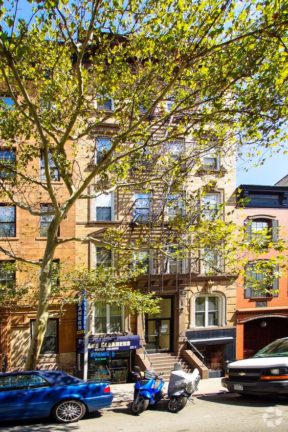 Building Photo - 221 E 83rd St