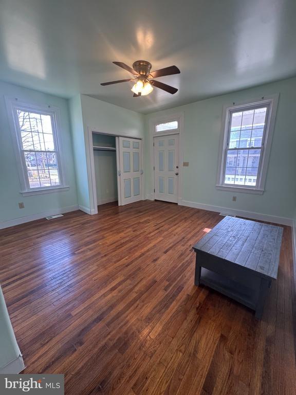 Foto del edificio - 332 E Broadway