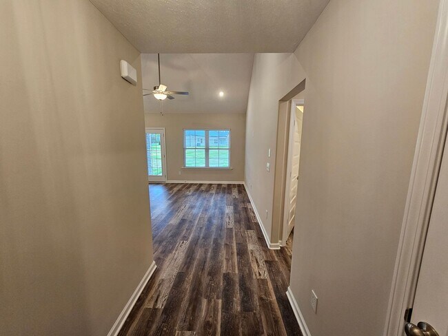 Building Photo - LUXURY 3 BEDROOM RANCH STYLE HOME IN SCENIC FOX RUN