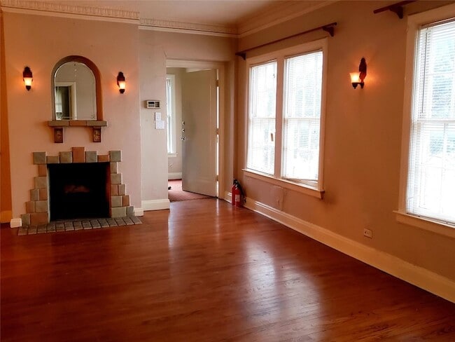 Building Photo - 4626 Columbia Ave
