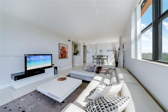 Foto del edificio - 2450 NE 135th St