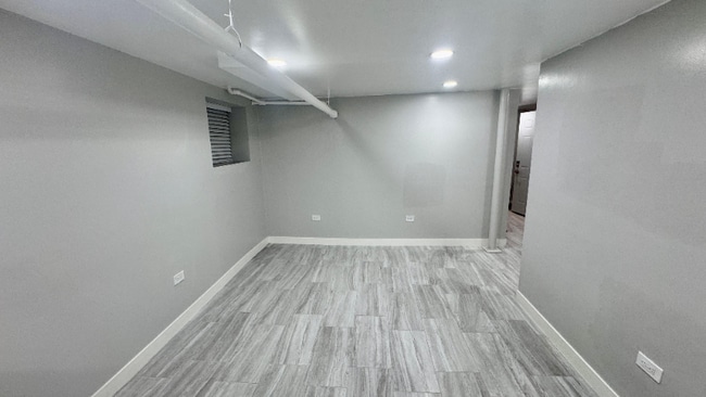 Building Photo - 5454 W Berteau Ave