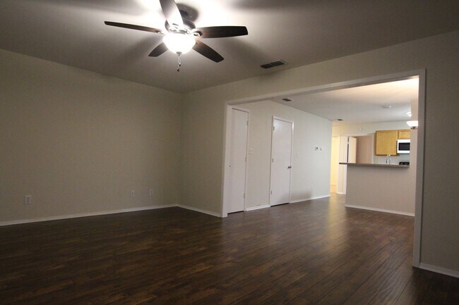 Foto del edificio - 408 Redbud Cir