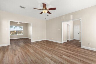 Building Photo - 3803 Redbud Dr