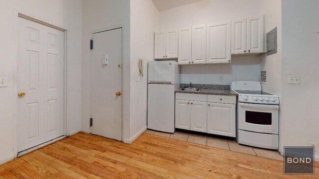 Building Photo - 330 E 93rd St
