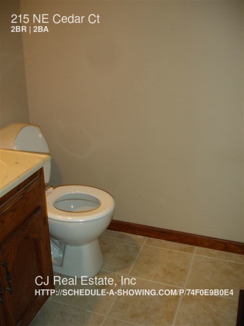 Building Photo - 215 NE Cedar Ct