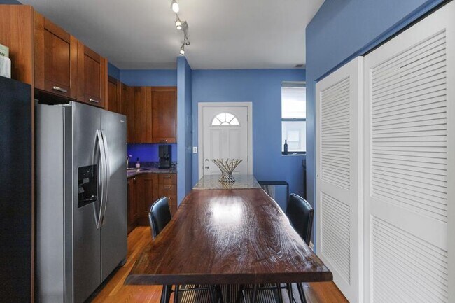 Building Photo - 2 bedroom in Chicago IL 60660