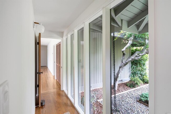 Building Photo - 10 Geldert Dr