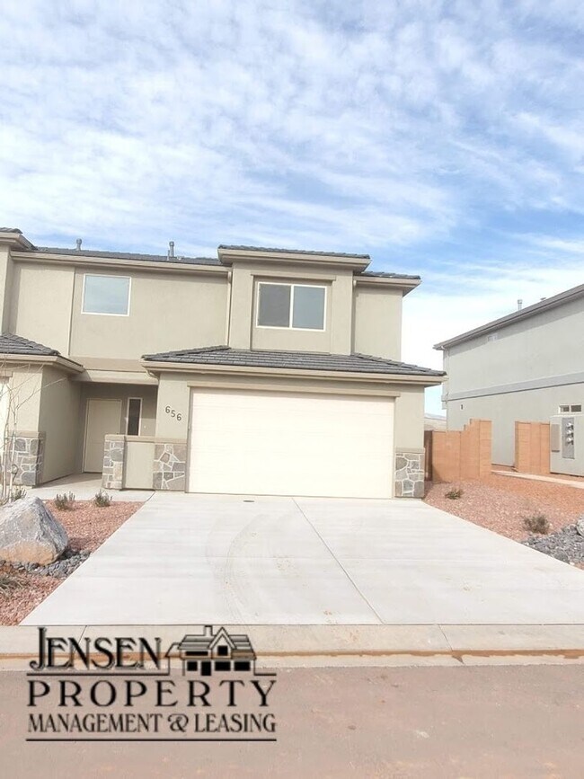 Foto del edificio - Three Bedroom Red Mountain Vista Town Home
