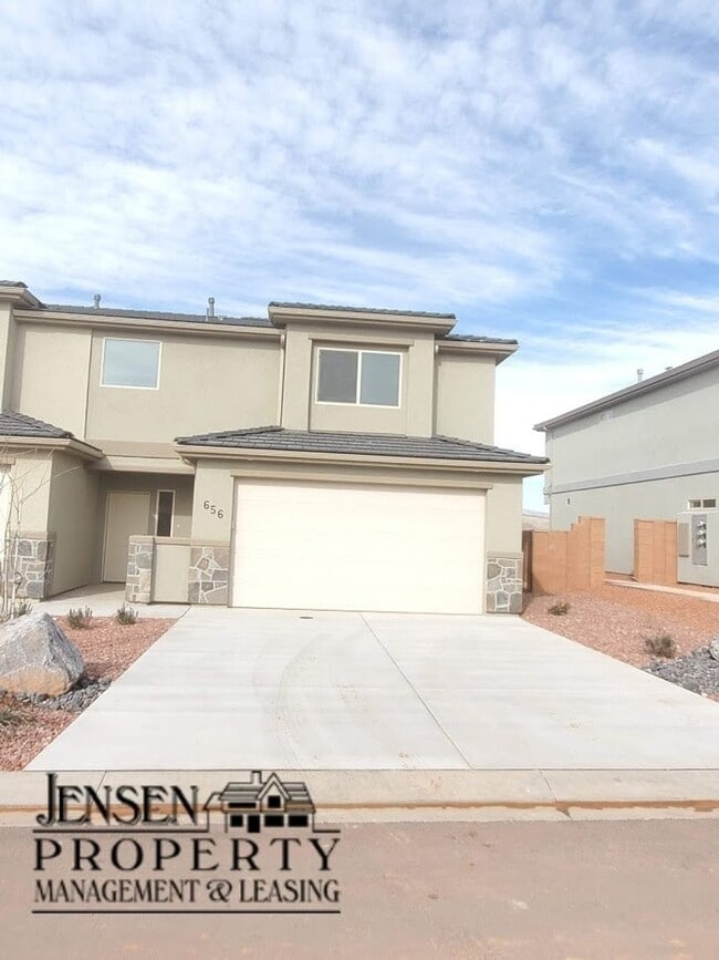 Building Photo - Three Bedroom Red Mountain Vista Town Home