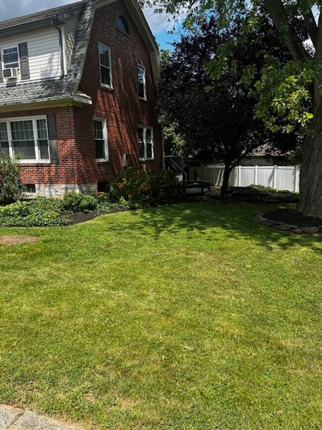 Building Photo - Welcome to 209 Amherst! Charming single-fa...