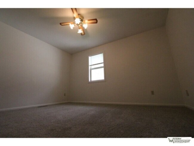 Building Photo - Spacious 2 bed, 1 ba duplex!