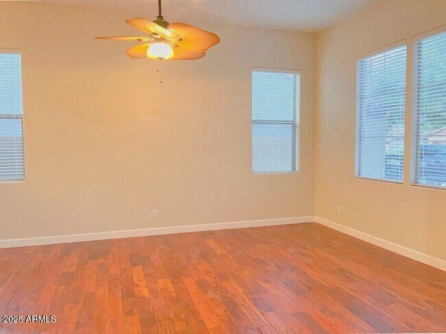 Foto del edificio - 16039 W Christy Dr