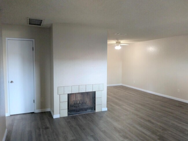 Foto del edificio - 4504 N Valentine Ave