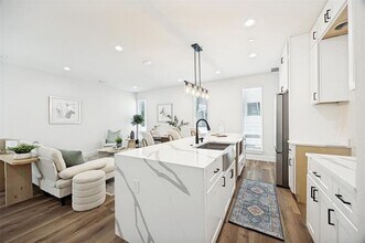 Building Photo - 5633 Live Oak St