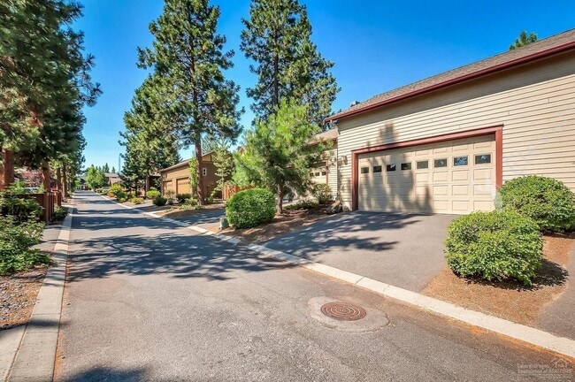 Building Photo - Charming Northwest Crossing Townhome – Ste...