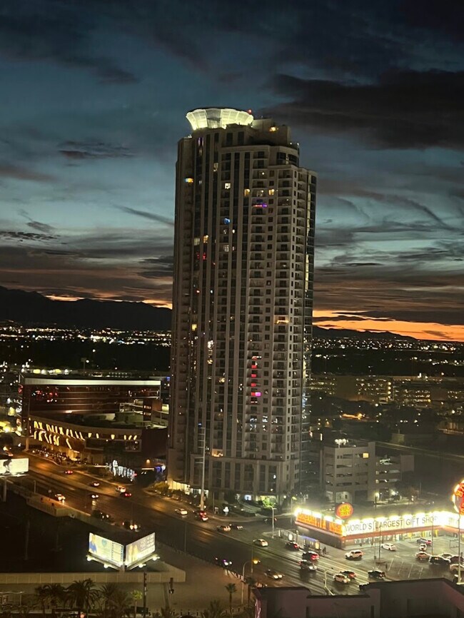Foto del edificio - 200 W Sahara Ave